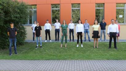 Bild: Martin Zimmermann/exb
Einen Notenschnitt von 1,6 braucht es, um unter die Top Ten der Walter-Höllerer-Realschule zu kommen. Franka Grabinger (Sechste von links) setzt mit 1,09 die Bestmarke.