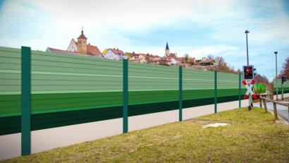 Grafik: Alexander Daubenspeck/Manntau/exb
Wände quer durch die Stadt, auch vor der Kulisse der Altstadt: So wie in dieser Visualisierung, die die Bürgerinitiative den Besuchern der Info-Veranstaltung zeigte, könnte der Lärmschutz an der Bahnlinie nach der Elektrifizierung einmal aussehen.