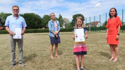 Bild: Kunz
Franziska Peter freut sich über den dritten Preis des Landeswettbewerbs "Erinnerungszeichen" in der Kategorie Grundschule. Es gratulieren ihr (von links) Großvater Hermann Mertel, Klassleiterin Silke Sticht und Rektorin Tanja Willax-Nickl (rechts).