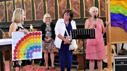 Bild: wbe
Auf den kleinen Punkten des Regenbogenbildes haben Eltern und Kinder aus drei Generationen aufgeschrieben, was sie an ihrer Betreuerin Birgitt Stadler (Zweite von rechts) so schätzten.