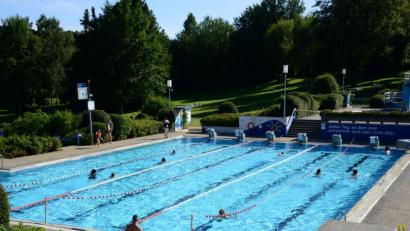 Bild: bey
Freigegeben zur Benutzung ist das Schwimmerbecken (im Bild) und das Nichtschwimmerbecken. Der Sprungturm und das dazugehörigen Becken und das Plantschbecken sind weiterhin geschlossen.