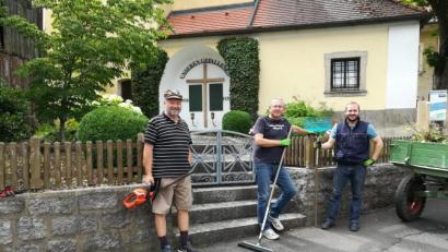 Bild: exb
Im Bild: (von links) Kassier Josef Hecht, OWV-Vorsitzender Bernd Schwamberger und Tobias Schwamberger.