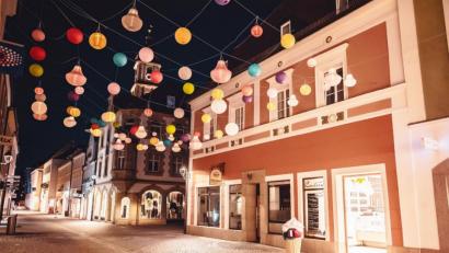 Bild: Michael Golinski
Buntes Amberg – auch nachts. Die Sommeraktion des Stadtmarketingvereins macht’s möglich.