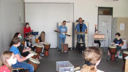 Bild: sei
Mit Musiklehrerin Agnes Hehenberger (Vierte von links) und Djemepädagogen Gerd Fenzl (Dritter von rechts) erlebten Schülerinnen und Schüler einen etwas anderen Musikunterricht mit Djembe-Trommeln und Percussioninstrumenten.