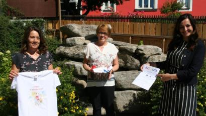 Bild: fpoz
Auch heuer gibt es in Waldershof ein Schulstarterpaket: Im Bild von links Brigitte Pirner von der Stadtverwaltung, stellvertretende Schulleiterin Christa Besold und Bürgermeisterin Margit Bayer.