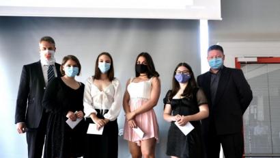 Bild: usc
Vier Mädchen schafften die besten Schulabschlüsse an der Staatlichen Realschule (von links): Erika Deichmann, Noa Härlin, Paula Gleixner und Pauline Meiller. Ihnen gratulierten die stellvertretenden Schulleiter Andreas Rupprecht (links) und Michael Brunner.