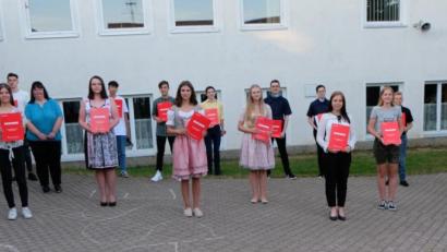 Bild: le
Die Schüler stellen sich mit Pfarrer Wilfried Römischer, Konrektor Herbert Kraus und Kassenlehrer Martin Schaller zu einem Erinnerungsfoto.