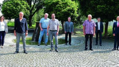 Bild: Stefan Malzer, Landkreis Tirschenreuth/exb
Bei der Verabschiedung waren dabei (von links) die Fachbereichsleiterin Soziale Dienste, Astrid Bösl, Stefan Zwerenz, der Sachgebietsleiter der Informationstechnik, Stefan Kleber, Alfred Pappenberger, Personalrat Max Bindl, Gerhard Möhrlein , Personalchef Walter Brucker und Landrat Roland Grillmeier.