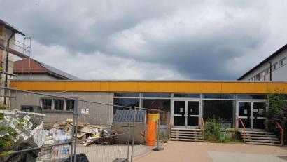 Bild: gi
Das Dach der Pausenhalle der Grundschule Moosbach wird saniert. Noch nicht entscheiden wollen die Gemeinderäte über die künftige Größe der Fenster der Pausenhalle (auf dem Bild der ebenerdige Zwischenbau).