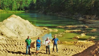Bild: jml
Der Anfang für das Flachwasser-Biotop ist geschafft. Fritz Kick vom Fischereiverein Etzenricht, Richard Suttner, als Eigentümer der Sand- und Kiesgrube, sowie Adolf Küblböck und Jens Georgi von der LBV-Ortsgruppe Weiherhammer (von links) hoffen beim Ortstermin auf eine gute Zeit für Tiere und Pflanzen.