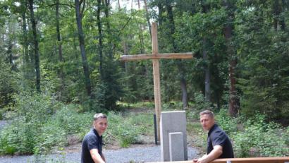 Bild: Anne Wiesnet
Der Waldfriedhof in Eschenbach ist fertig. Auf der Bank vor einem großen Holzkreuz nehmen Revierförster Martin Gottsche (links) und Bürgermeister Marcus Gradl Platz, um die Ruhe, die der Friedhof mitten im Wald ausstrahlt, auf sich wirken zu lassen.
