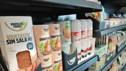 Bild: anv
Die Eigenmarke Vantastic Foods hat unter anderem auch vegane Salami und Parmesan im Angebot.