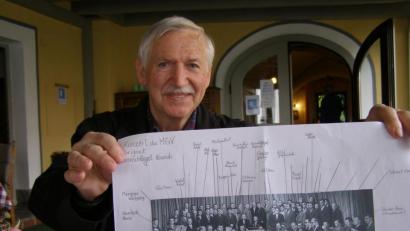 Bild: pz
Nicht leicht macht es sich Josef Reindl bei seiner Arbeit in den Archiven. Hier hat der ehemalige Leiter der Mittelschule Mitterteich ein Bild, das bei einem Konzert des Männergesangvereins Waldsassen und des Waldsassener Kammermusikkreises entstanden ist. Den jeweiligen Gesichtern sind die Namen zugeordnet.