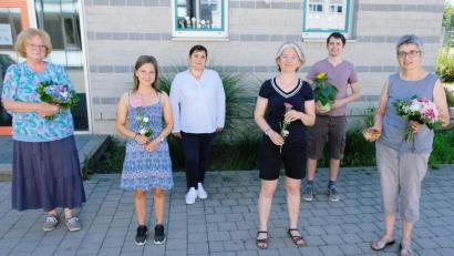Bild: do
"Stühlerücken" in der Offenen Ganztagsschule am Gymnasium: Gleich fünf Fachkräfte hören auf. Im Bild bei der Verabschiedung: (von links) Claudia Neumann, Tamara Klose, OGS-Leiterin Tatjana Hoff, Isabelle Bertin, Martin Brunhuber und Eugenie Trötsch.