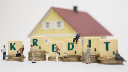 Bild: Masha Brichta/dpa
Kurzarbeit und Arbeitslosigkeit sind mögliche Folgen der Corona-Pandemie. Wer davon betroffen ist, kann schnell in finanzielle Nöte geraten. Das von der Bundesregierung beschlossene Kreditmoratorium, das Ende Juni auslief, nutzten auch Verbraucher in der Region, um bei ihren Banken die Stundung ihrer Raten zu erwirken.