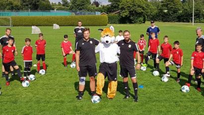 Bild: ck
Der "Fußballfuchs" im Kreis der D-Junioren wird künftig durch die Großgemeinde Vohenstrauß streifen und für die Jugendmannschaften der Spielvereinigung Vohenstrauß werben. Ronny Tölzer (vorne rechts) und Xaver Mittelmeier (vorne links) hoffen auf viele neue Nachwuchsfußballer.