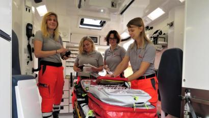 Bild: ubb
Nicht nur im Sanitätsbereich des Rettungswagens sind Anna Pollingerl, Alexandra Beck, Luise Kerschbaum und Katharina Storm (von rechts) Fachfrauen durch und durch. Sie fahren das Fahrzeug auch selbst.