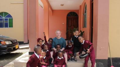 Bild: Simon Mehlhorn
Simon Mehlhorn mit seiner Klasse – er unterrichtete die ältesten Kinder in Englisch, Mathe und Hygiene – an der Arusha St. Stephen School.