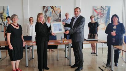 Bild: anv
Zur Übergabe der Urkunde des Bayerischen Stadtmarketingpreises trafen sich (von links) Tanja Ficht, Netzwerk-Vorsitzende Gisela Westiner, Sabine Gebhardt, Elisabeth Troidl, Doris Maier, Johann Kreckl, Bürgermeister Frank Zeitler, Martina Hölzl und stellvertretende Landrätin Birgit Höcherl im Rathaus.