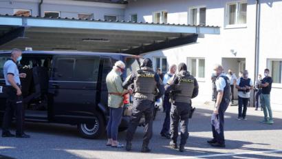 Bild: Bundespolizei
Beamte der tschechischen Ausländerpolizei und des tschechischen SEK bringen den Beschuldigen Karl-Heinz R. (hellgrünes Hemd) zur Bundespolizeiinspektion Waidhaus (Koordinationsbereich Rückführung) und übergeben dort den mutmaßlichen Doppelmörder an die Kripo Amberg.