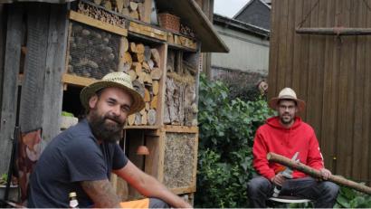 Bild: gra
Alois Hösl und sein Bruder Wolfgang (von links) haben ein großes Insektenhotel errichtet.