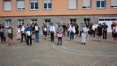 Bild: wro
Ihren Abschied von der Mittelschule nahmen die Jugendlichen aus den Klassen GTK 9 und M 10 am Freitagvormittag. Anschließend wurde gefeiert. Das Fest organisierte der Elternbeirat.