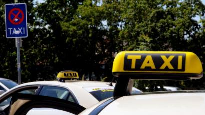 Bild: Stephan Huber
Ist ein höherer Kilometerpreis und ein Zuschlag für Rollstuhlfahrer vertretbar? Da sind sich weder die Mitglieder des Amberger Verkehrsausschusses noch die Taxiunternehmen einig.