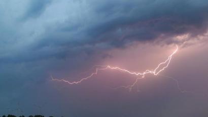 Symbolbild: Patrick Pleul
Der Deutsche Wetterdienst (DWD) warnt vor Sturmböen, Starkregen, Hagel sowie Blitzschlag.