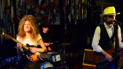 Bild: Kunz
"Muddy What?" aus München liefern den Fans eine beeindruckende "Live Stage" im Biergarten.