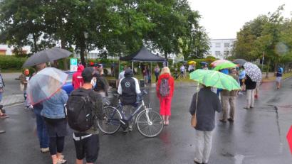 Bild: Kunz
Trotz Regens harren die Kundgebungsteilnehmer aus.