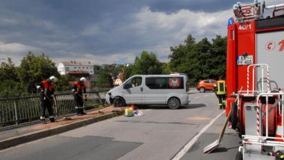 Bild: pop
Erheblicher Sachschaden entstand bei einem Verkehrsunfall in Schmidmühlen. Dabei schleuderte ein Kleintransporter in das Brückengeländer der Vils.