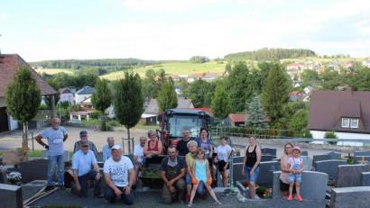 Bild: soj
Zahleiche freiwillige Helfer rückten dem Unkraut im Friedhof zu Leibe.
