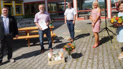 Bild: weu
Schulleiterin Irene Träxler und ihr Stellvertreter Markus Binder (links) dankten zusammen mit Bürgermeister Martin Birner (Mitte) Johann Graßl und Margarete Zwicknagel (rechts) für ihr großes Engagement an der Schule und verabschiedeten sie in den Ruhestand.