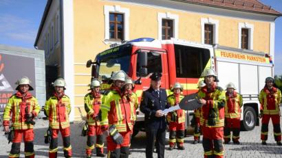 Bild: bey
Erster Kommandant Stefan Bäumler (rechts) übergibt Bürgermeister Reinhard Sollfrank (Mitte, mit blauer Uniform) symbolisch den Schlüssel für das neue Feuerwehreinsatzfahrzeug HLF 20.