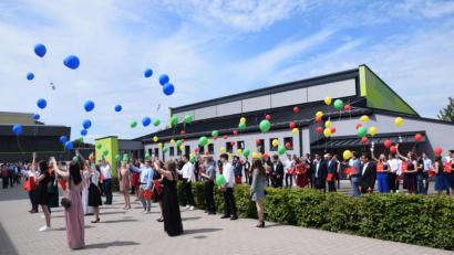 Bild: fz
Bei Klängen von Nenas Luftballonhit ließen die Schülerinnen und Schüler 95 Luftballons zu neuen Horizonten aufsteigen.