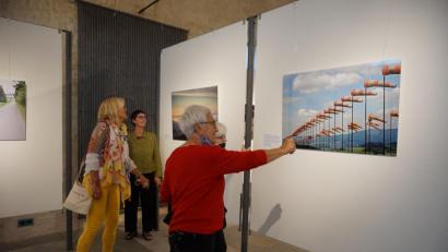 Bild: eib
Die Vorsitzende des Bavaria Bohemia e.V., Irene Träxler (links), begleitet Ausstellungsbesucherinnen bei einem Rundgang. Das Wettbewerbsfoto( rechts) zeigt eines der Landschaftskunst-Installationen im Europa-Kunstpark bei Eschlkam.