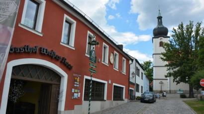Bild: jr
Entlang des Gasthofs „Weißes Ross“ (links) soll auf drei bestehenden Parkplätzen eine Freiausschankfläche (Biergarten) entstehen. Landratsamt und Polizei müssen noch zustimmen.