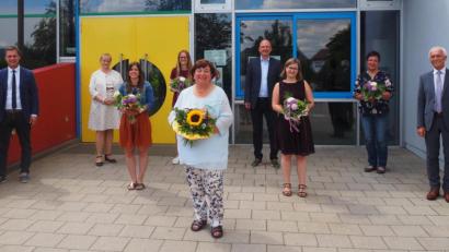 Bild: jpl
Nach der Feierstunde versammelten sich die scheidenden Lehrkräfte samt Schulleitung und Schulverbandsvorsitzenden vor der Fichtelnaabtal-Grundschule. Das Bild zeigt von links: Bürgermeister Wolfgang Söllner (Ebnath), Konrektorin Sandra Schmidl, Patricia Sieber, Lena Haas, Angela Hars, Rektor Alexander Köstler, Anna Hofmann, Bettina Rögner und Bürgermeister Peter König (Neusorg).