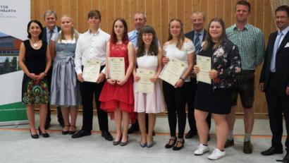 Bild: weu
Rektor Werner Winderl (Zweiter von links) und Konrektor Rudi Schneider (Vierter von rechts) freuen sich mit den Klassenleitern der 9. und 10. Jahrgangsstufe über die guten Ergebnisse von Lea Bauer (von rechts), Theresa Lippert, Carina Frisch, Theresa Brenner, Dominik Fleischer und Julia Simon.