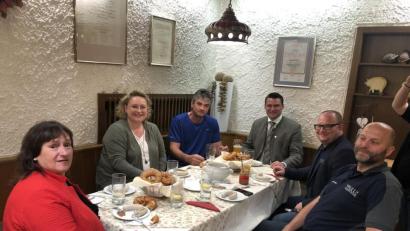 Bild: Peter Wein/exb
MdB Marianne Schieder (vorne links) und Landrat Thomas Ebeling (Dritter von rechts) sprachen mit Repräsentanten des Metzgerhandwerks aus dem Raum Schwandorf.