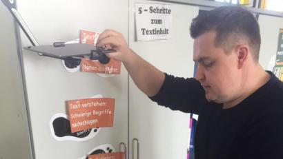 Bild: exb/Mittelschule Neunburg
Markus Binder bereiter in der Mittelschule Neunburg gerade ein Video für den Geschichtsunterrricht vor.