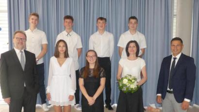 Bild: rn
Rektor Wolfgang Bodensteiner (links), Bürgermeister Marcus Gradl und Lehrerin Magdalena Kita (vorne, von rechts) gratulieren Jana Reifenberger und Maria Malgina sowie (hinten, von links) Uli Haßmann, Marius Ohnemüller, Dennis Münz und Fabian Mirwald zu Einser-Abschlüssen am M-Zweig der Markus-Gottwalt-Schule.