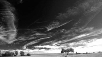 Bild: Christian Höllerer
Ein mit dunklen Wolken bedeckter Himmel erscheint so noch bedrohlicher und kündigt ein unmittelbar bevorstehendes Unwetter an, so wie es auf dem Bild von der Frühlingslandschaft bei Kaimling zu sehen ist.