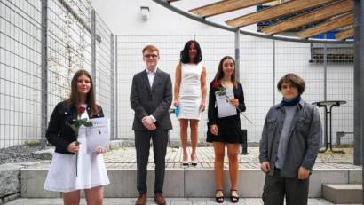 Bild: Peter Geiger/exb
Brigitte Conchedda (Mitte), die Leiterin der Wirtschaftsschule, freut sich mit Svenja Prifling (Notenschnitt 1,0; links) sowie den 1,12-Absolventen Laura Kick (Zweite von rechts), Lucas Dotzler (Zweiter von links) und Orrin Schleher.