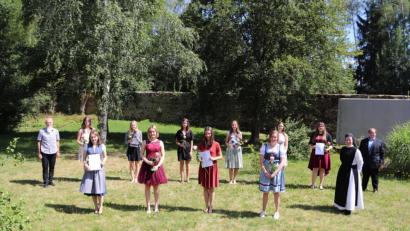 Bild: exb
Die besten Absolventinnen der Klasse 10b: Darunter die Jahrgangsbeste Tatjana Kleber (hinten, Zweite von links), Cecile Lauber (vorne, Zweite von links), Luisa Plaß (hinten, Dritte von links). Für ihr besonderes soziales Engagement wurde Nele Haberkorn geehrt (vorne, links).