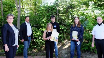 Bild: Mittelschule Mitterteich/exb
Abschied nehmen von der Mittelschule Mitterteich hieß es am Freitag. Im Bild (von links) Rektorin Gisela Kastner, Pechbrunns Bürgermeister Stephan Schübel, die beiden Jugendlichen mit dem zweitbesten Ergebnis im Quali – Anna Sperer und Niklas Bleistein – die Klassenbeste Selina Haberkorn und Klassenlehrer Karlheinz Brand.