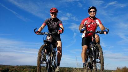 Bild: exb
Ute Jansen und Markus Frommlet sind bei ihrer Tour für jede Spende für Kinder mit Handicap dankbar.