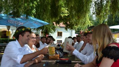 Bild: tk
Keine Kirwa, aber Brauchtum: In Schwarz und Weiß gekleidete Burschen stoßen mit den Moidln auf die Tradition an.