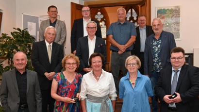 Bild: gf
Sie gehören mit Ausnahme von Brigitte Netta, Michael Cerny und Konrad Wilfurth nicht mehr dem Stadtrat an (vorn von links): Josef Lorenz, Brigitte Netta, Ingeborg Utz, Gertraud Neiswirth und Daniel Holzapfel. Dahinter (von links): Konrad Wilfurth, Rupert Natter, Roland Pirner, Norbert Wasner, Bernhard Schöppl, Oberbürgermeister Michael Cerny und Karl-Heinz Neumeier.