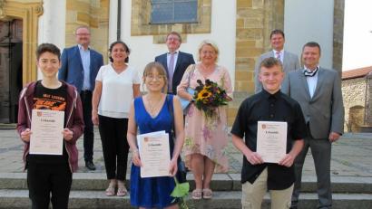 Bild: khg
(vorne, von links) die Schulbesten Paul Berkhahn, Oliwia Szmagaj und Leon Kolb, dahinter von links: Bürgermeister Uwe König (Freihung), Studienrätin Barbara Ströll-Seegerer, Bürgermeister Hans-Martin Schertl (Vilseck), Rektorin Petra Ligensa, Konrektor Peter Großmann und Elternbeiratssprecher Stephan Braun.